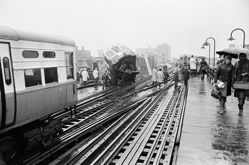 Elevated train derailment - John Tweedle for Chicago Sun-Times