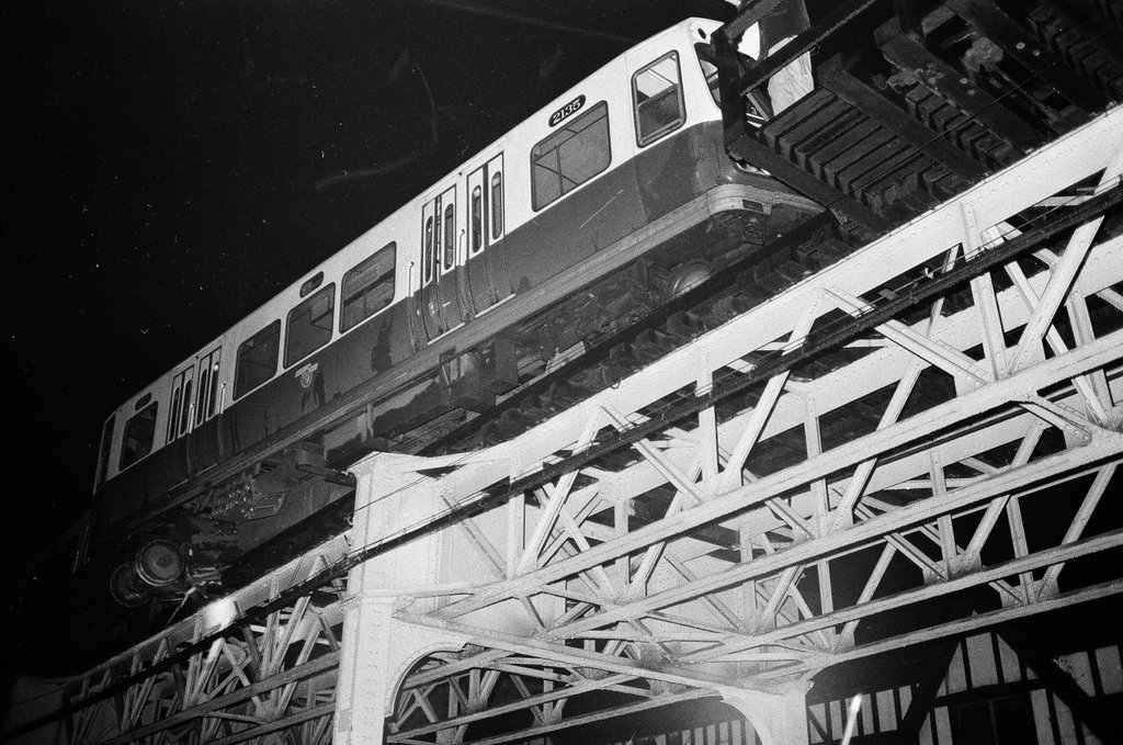Passengers taken off of elevated train after derailment - Larry Nocerino for Chicago Sun-Times