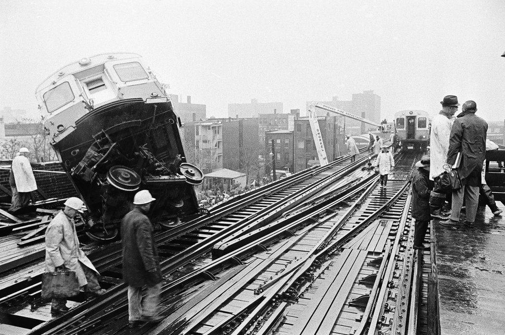 Elevated train derailment - John Tweedle for Chicago Sun-Times