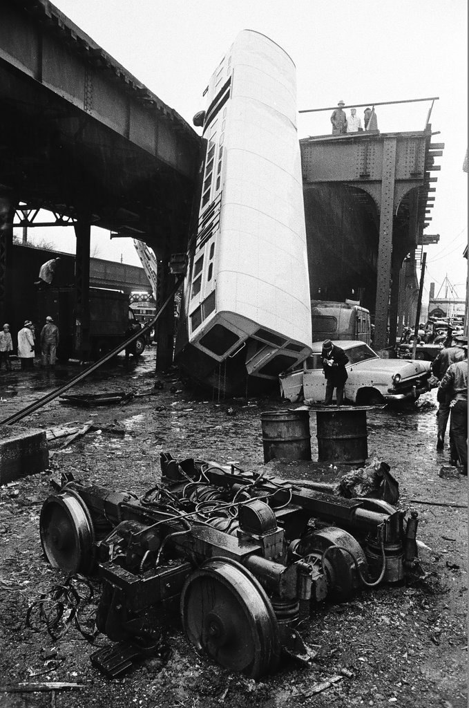 Elevated train derailment - John Tweedle for Chicago Sun-Times