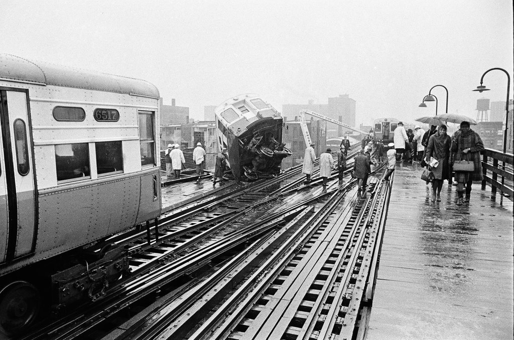 Elevated train derailment - John Tweedle for Chicago Sun-Times