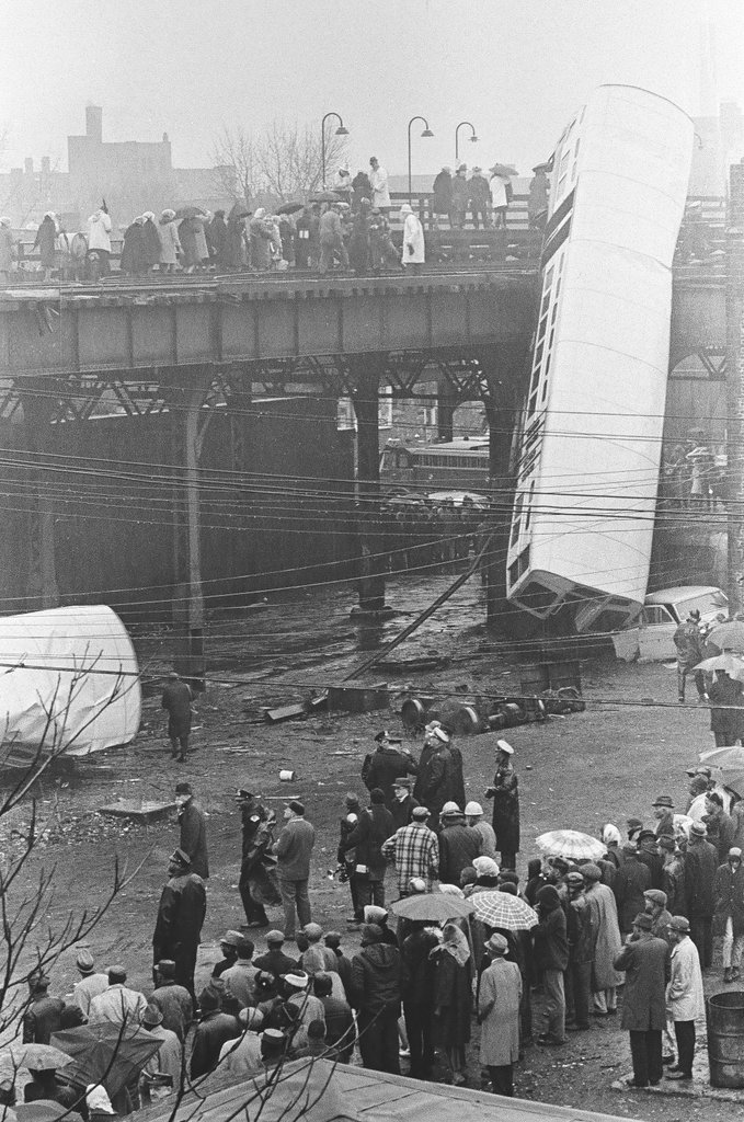 Elevated train derailment - Bob Langer for Chicago Sun-Times
