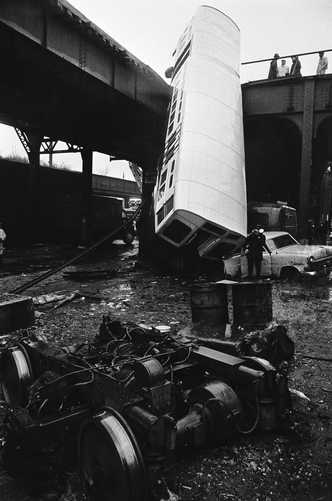 Elevated train derailment - John Tweedle for Chicago Sun-Times