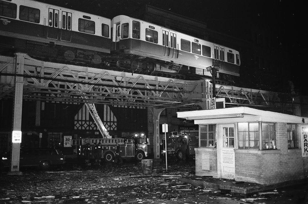 Passengers taken off of elevated train after derailment - Larry Nocerino for Chicago Sun-Times