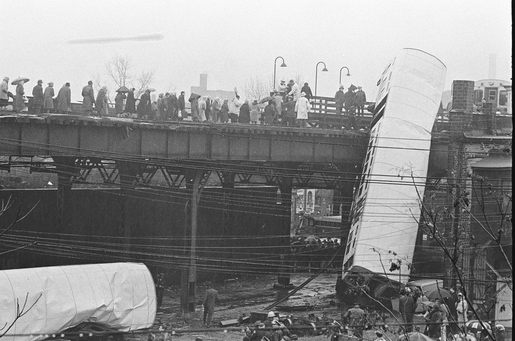 Elevated train derailment - Bob Langer for Chicago Sun-Times