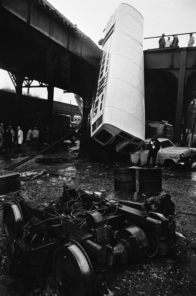 Elevated train derailment - John Tweedle for Chicago Sun-Times