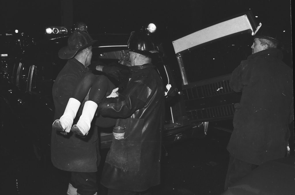 Passengers taken off of elevated train after derailment - Larry Nocerino for Chicago Sun-Times