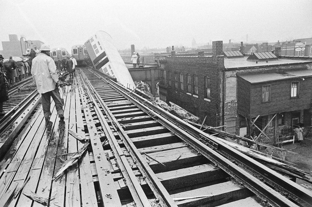 Elevated train derailment - John Tweedle for Chicago Sun-Times