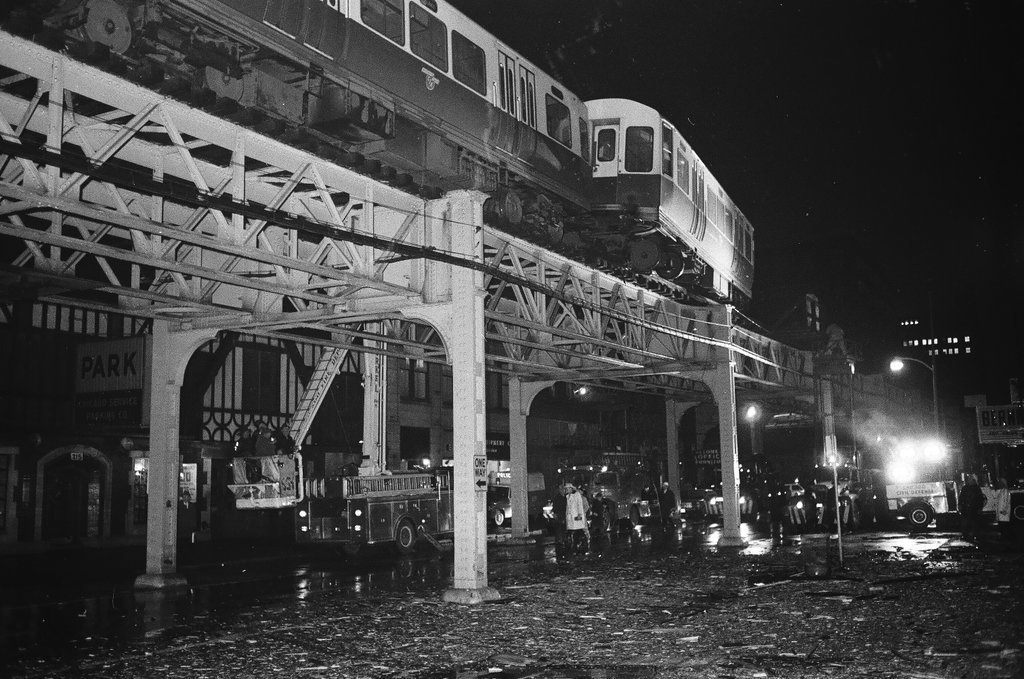 Passengers taken off of elevated train after derailment - Larry Nocerino for Chicago Sun-Times