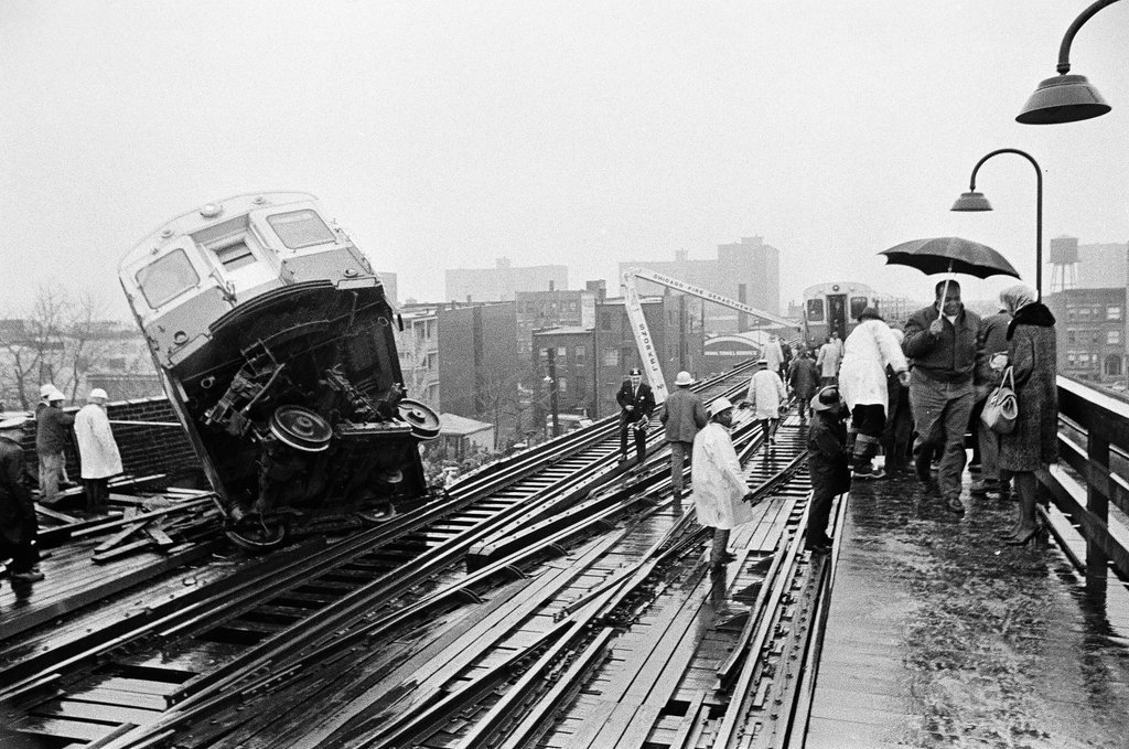 Elevated train derailment - John Tweedle for Chicago Sun-Times