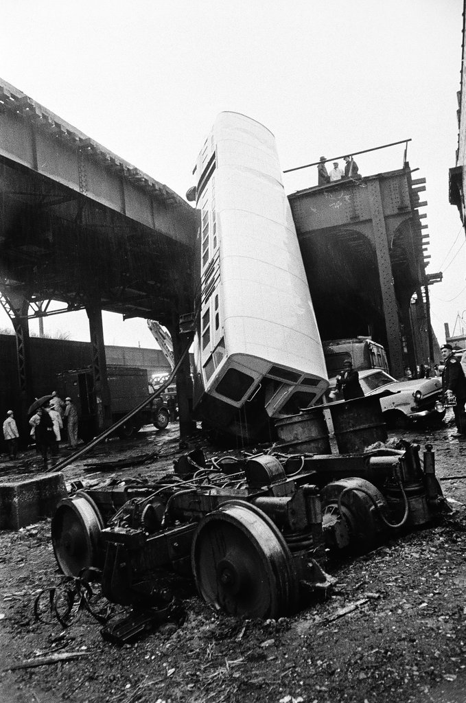 Elevated train derailment - John Tweedle for Chicago Sun-Times