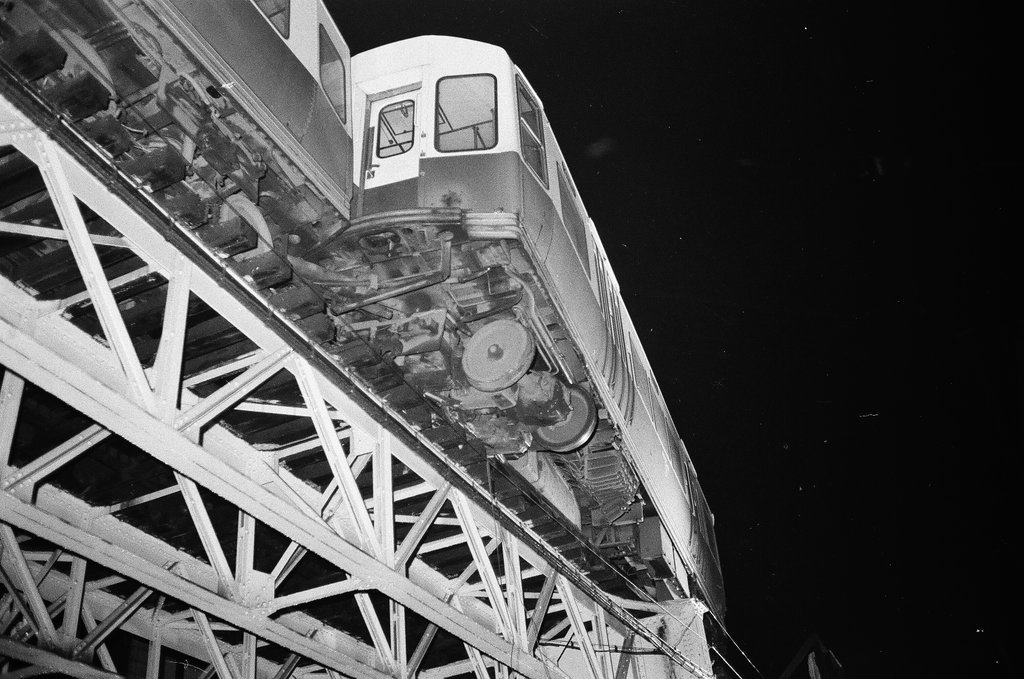 Passengers taken off of elevated train after derailment - Larry Nocerino for Chicago Sun-Times