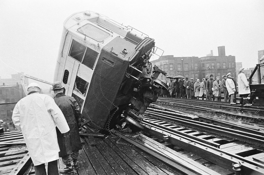 Elevated train derailment - John Tweedle for Chicago Sun-Times