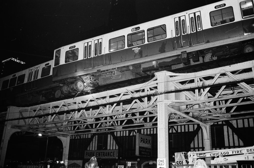 Passengers taken off of elevated train after derailment - Larry Nocerino for Chicago Sun-Times