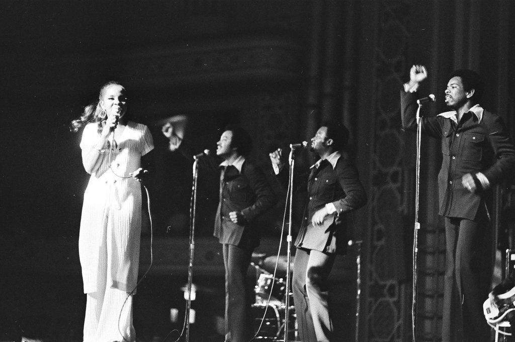 Gladys Knight and the Pips perform at Medinah Temple - Bob (Robert) Black for Chicago Sun-Times