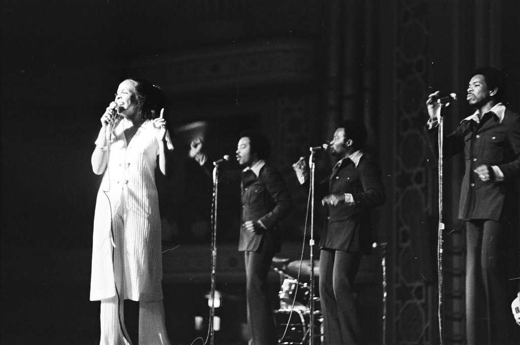 Gladys Knight and the Pips perform at Medinah Temple - Bob (Robert) Black for Chicago Sun-Times