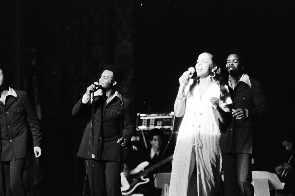 Gladys Knight and the Pips perform at Medinah Temple - Bob (Robert) Black for Chicago Sun-Times