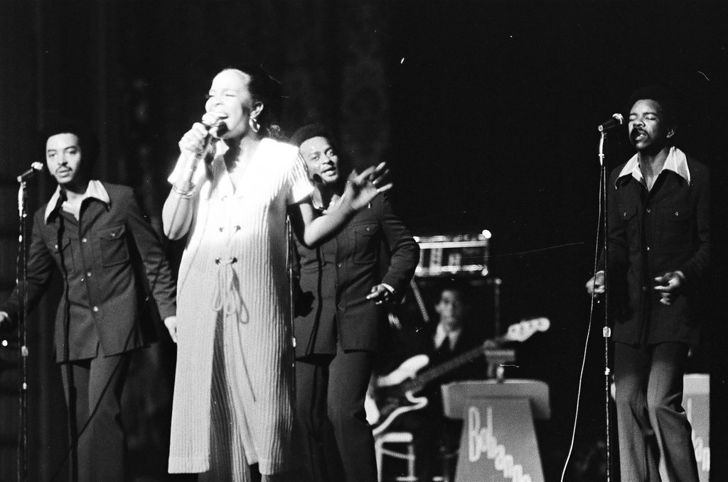 Gladys Knight and the Pips perform at Medinah Temple - Bob (Robert) Black for Chicago Sun-Times