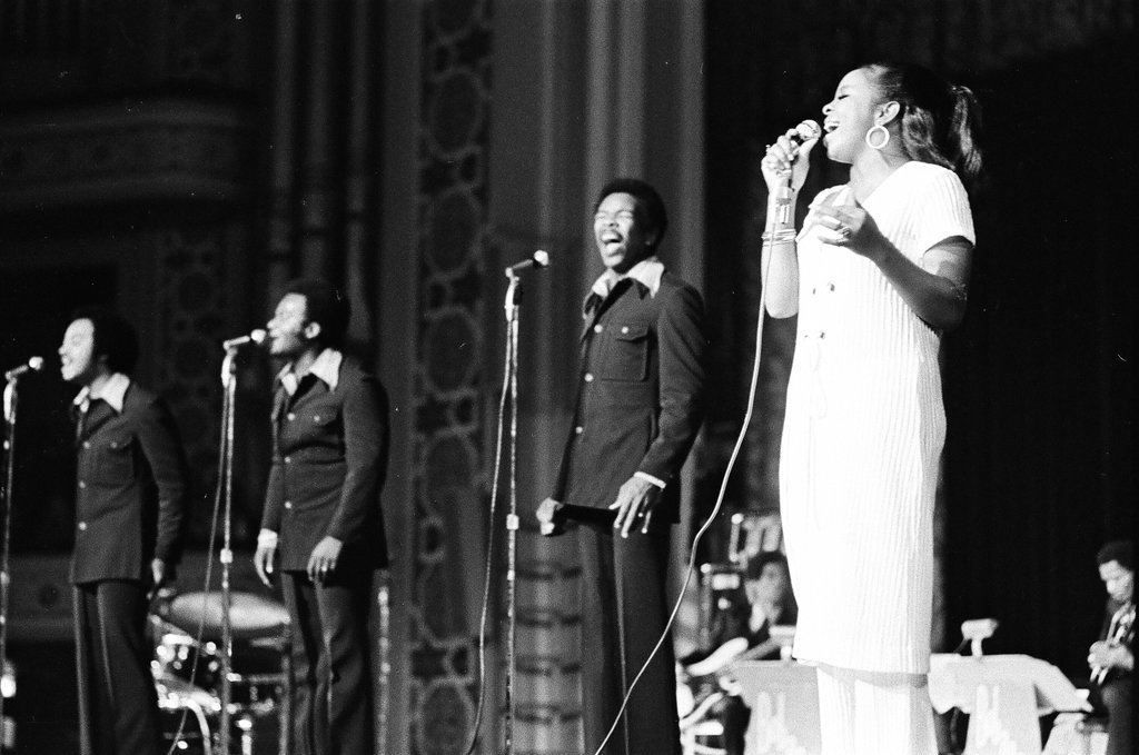 Gladys Knight and the Pips perform at Medinah Temple - Bob (Robert) Black for Chicago Sun-Times