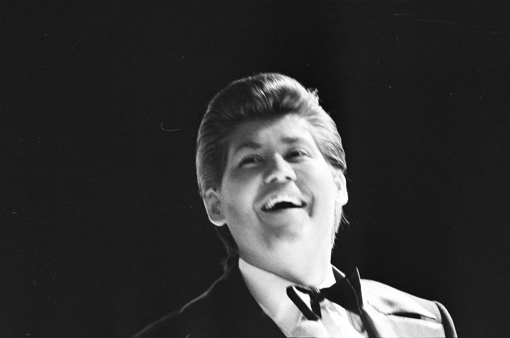 Wayne Newton performs at Mill Run Theater - John H. White for Chicago Sun-Times