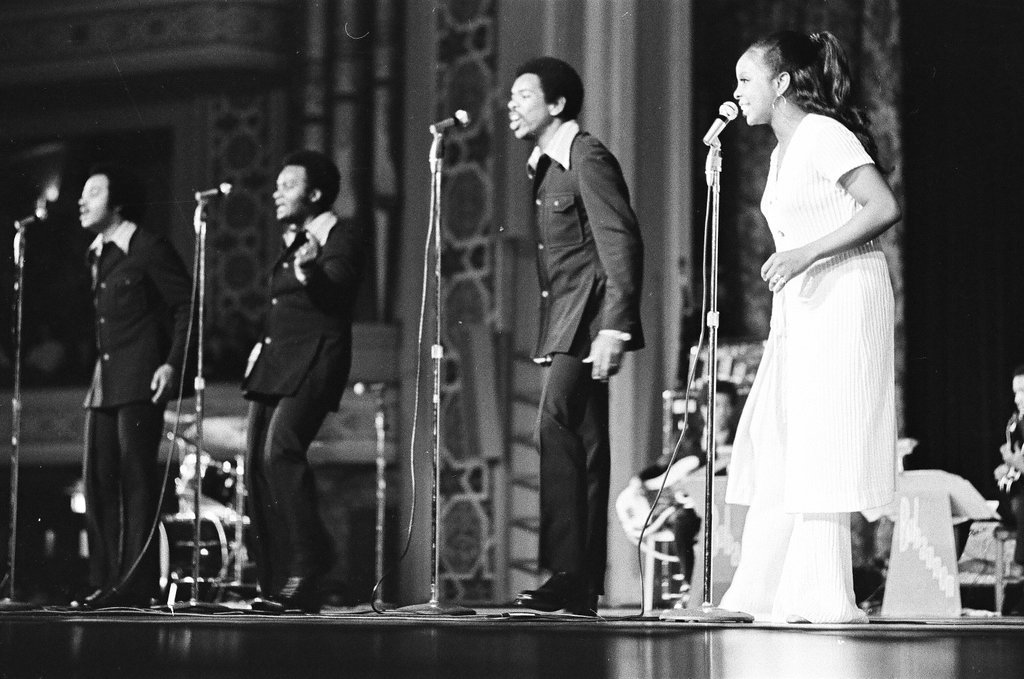 Gladys Knight and the Pips perform at Medinah Temple - Bob (Robert) Black for Chicago Sun-Times