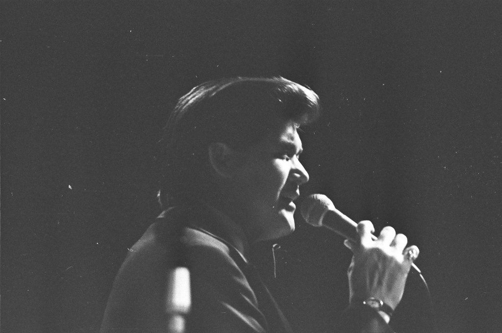Wayne Newton performs at Mill Run Theater - John H. White for Chicago Sun-Times