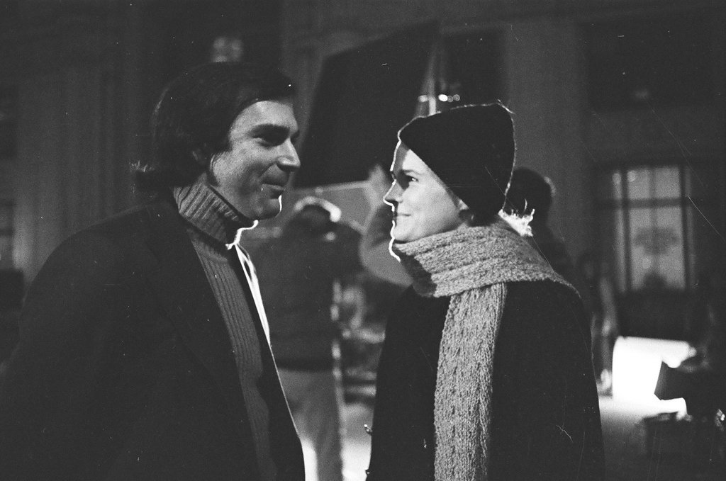 Candice Bergen on movie set by Wrigley Building - Perry C. Riddle for Chicago Sun-Times