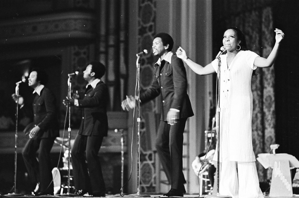 Gladys Knight and the Pips perform at Medinah Temple - Bob (Robert) Black for Chicago Sun-Times