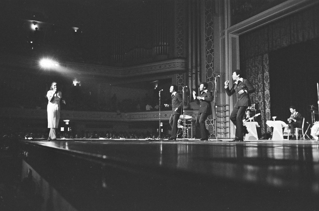 Gladys Knight and the Pips perform at Medinah Temple - Bob (Robert) Black for Chicago Sun-Times