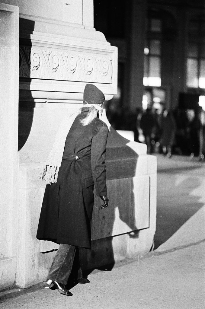 Candice Bergen on movie set by Wrigley Building - Perry C. Riddle for Chicago Sun-Times