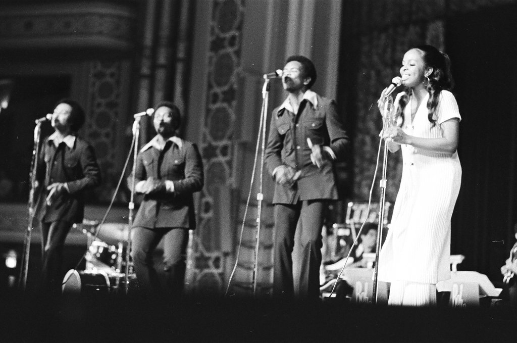 Gladys Knight and the Pips perform at Medinah Temple - Bob (Robert) Black for Chicago Sun-Times