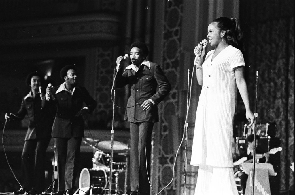 Gladys Knight and the Pips perform at Medinah Temple - Bob (Robert) Black for Chicago Sun-Times