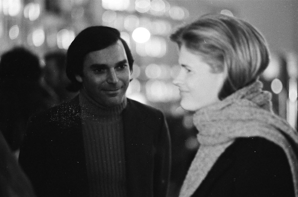 Candice Bergen on movie set by Wrigley Building - Perry C. Riddle for Chicago Sun-Times