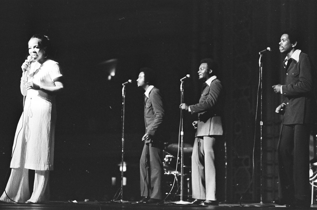 Gladys Knight and the Pips perform at Medinah Temple - Bob (Robert) Black for Chicago Sun-Times