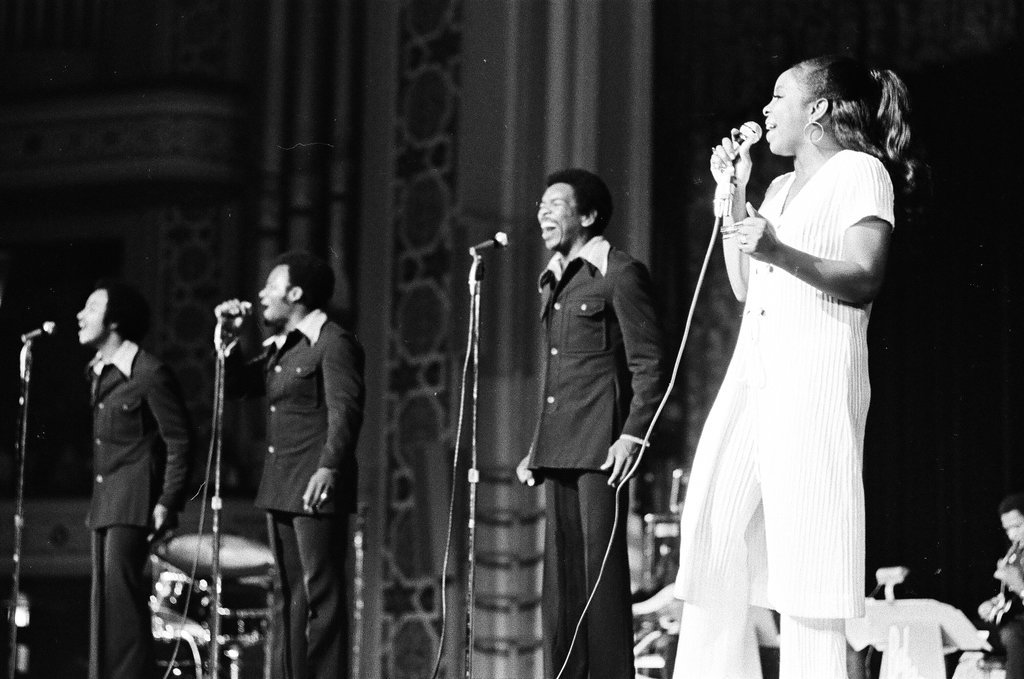Gladys Knight and the Pips perform at Medinah Temple - Bob (Robert) Black for Chicago Sun-Times