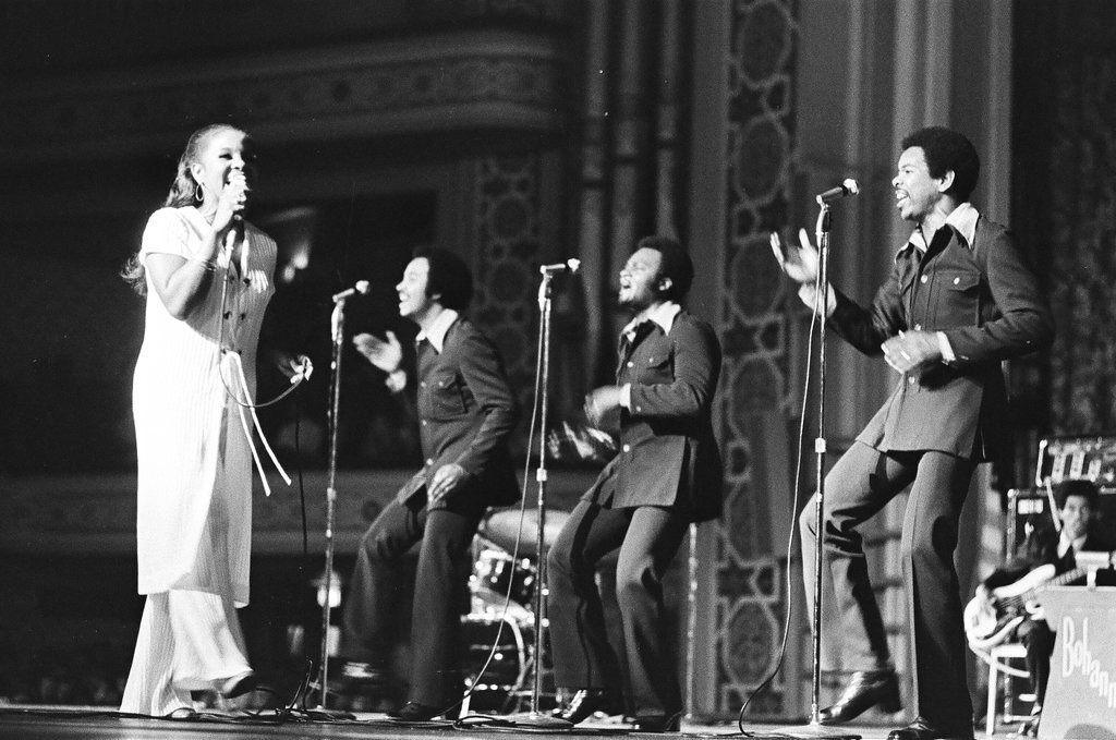 Gladys Knight and the Pips perform at Medinah Temple - Bob (Robert) Black for Chicago Sun-Times
