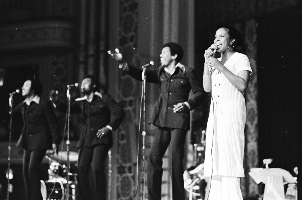 Gladys Knight and the Pips perform at Medinah Temple - Bob (Robert) Black for Chicago Sun-Times