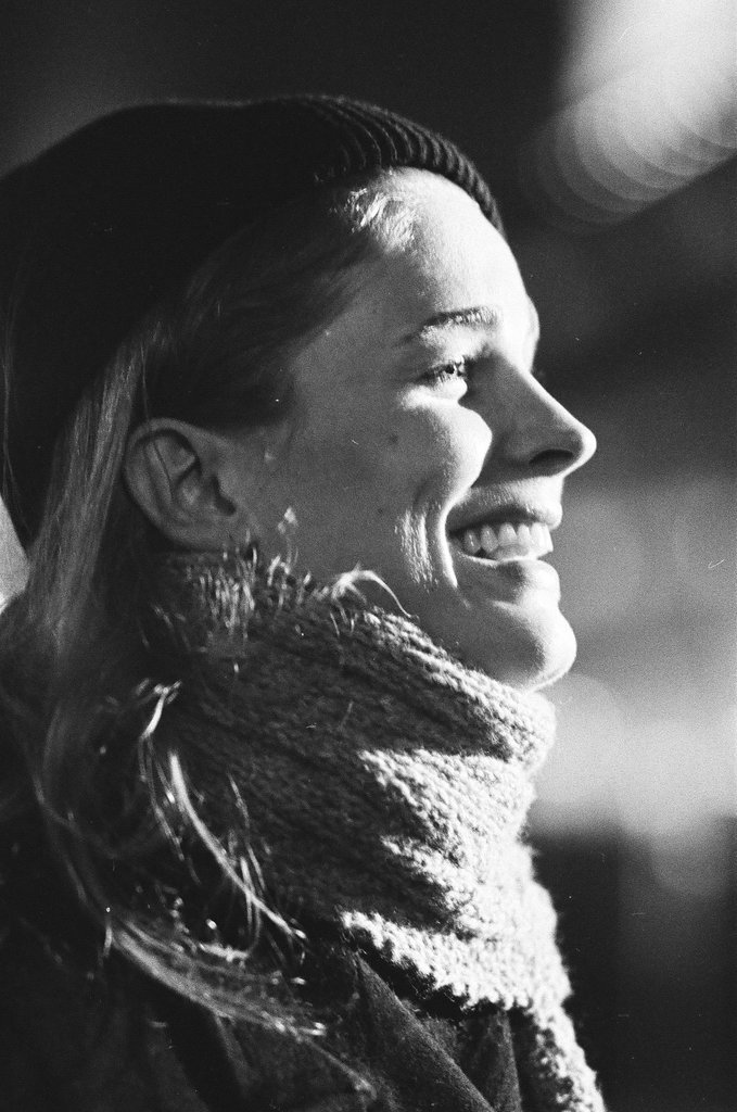 Candice Bergen on movie set by Wrigley Building - Perry C. Riddle for Chicago Sun-Times