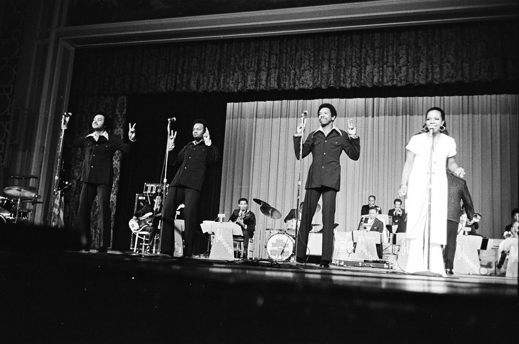 Gladys Knight and the Pips perform at Medinah Temple - Bob (Robert) Black for Chicago Sun-Times