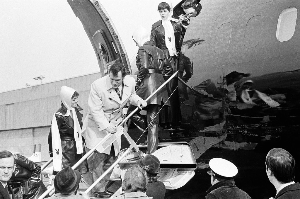 Hugh Hefner boards his plane at O'Hare - Jack Dykinga for Chicago Sun-Times