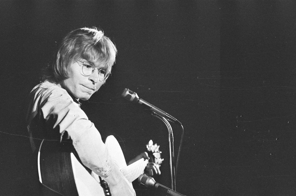 John Denver performs at Quiet Knight Club - Edmund Jarecki for Chicago Sun-Times