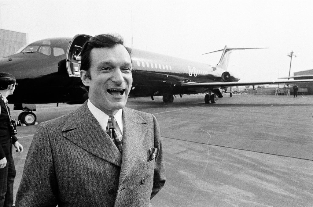 Hugh Hefner boards his plane at O'Hare - Jack Dykinga for Chicago Sun-Times
