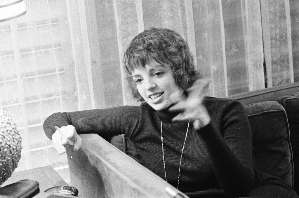 Liza Minnelli sitting on a couch - Chicago Sun-Times