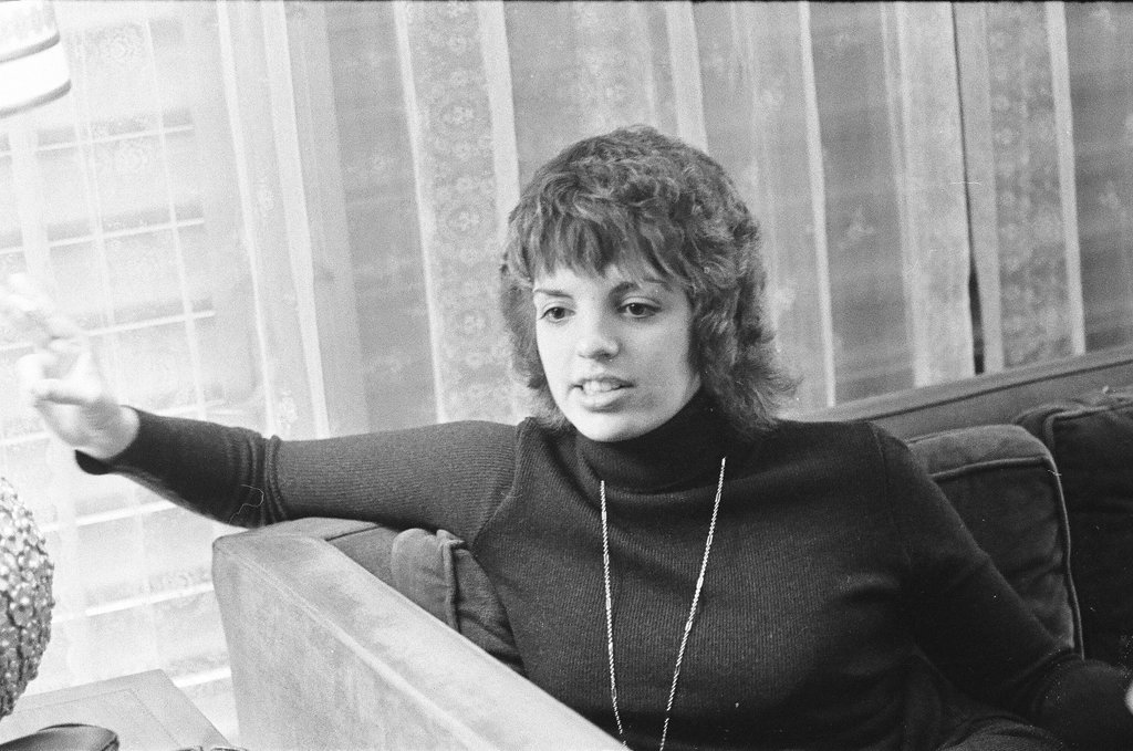 Liza Minnelli sitting on a couch - Chicago Sun-Times