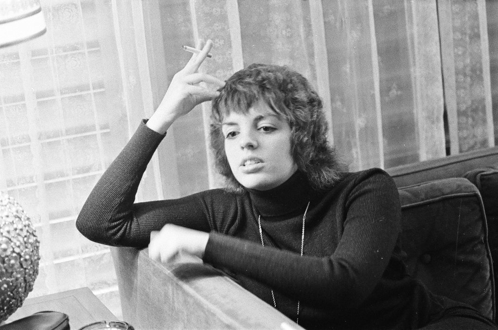 Liza Minnelli sitting on a couch - Chicago Sun-Times