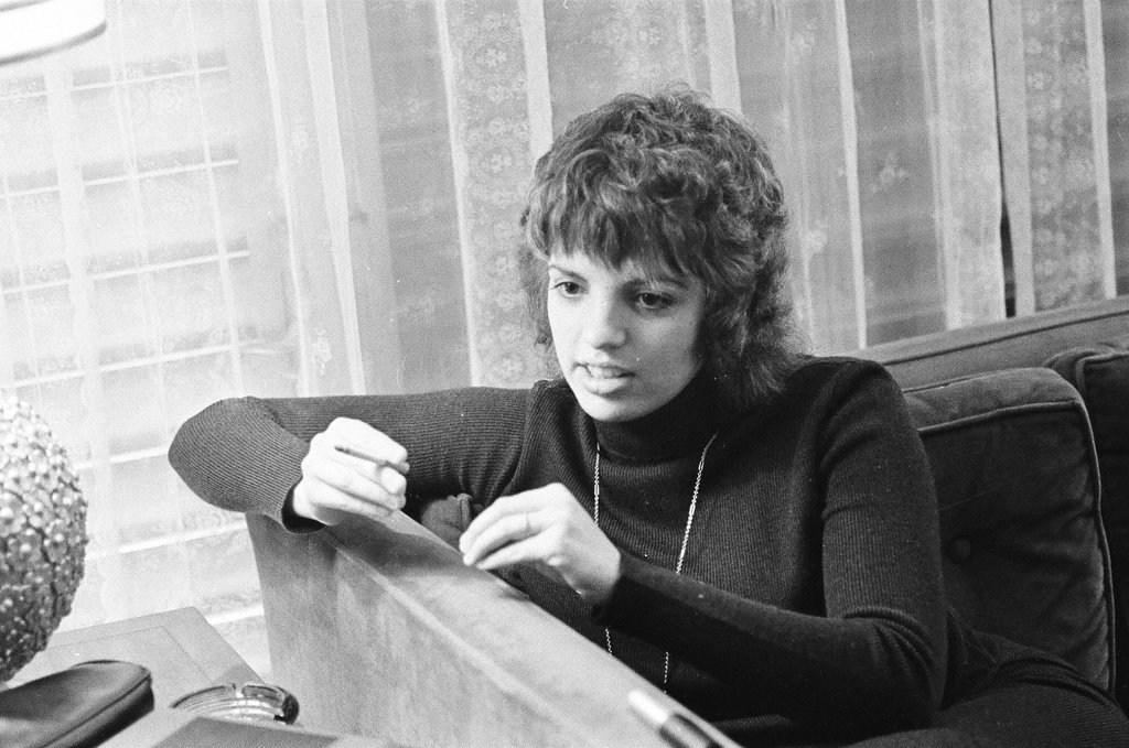 Liza Minnelli sitting on a couch - Chicago Sun-Times