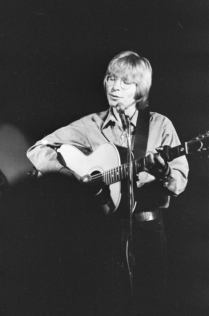 John Denver performs at Quiet Knight Club - Edmund Jarecki for Chicago Sun-Times