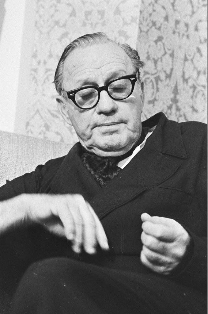 Jack Benny in a room at the Palmer House - James (Jim) Klepitsch for Chicago Sun-Times