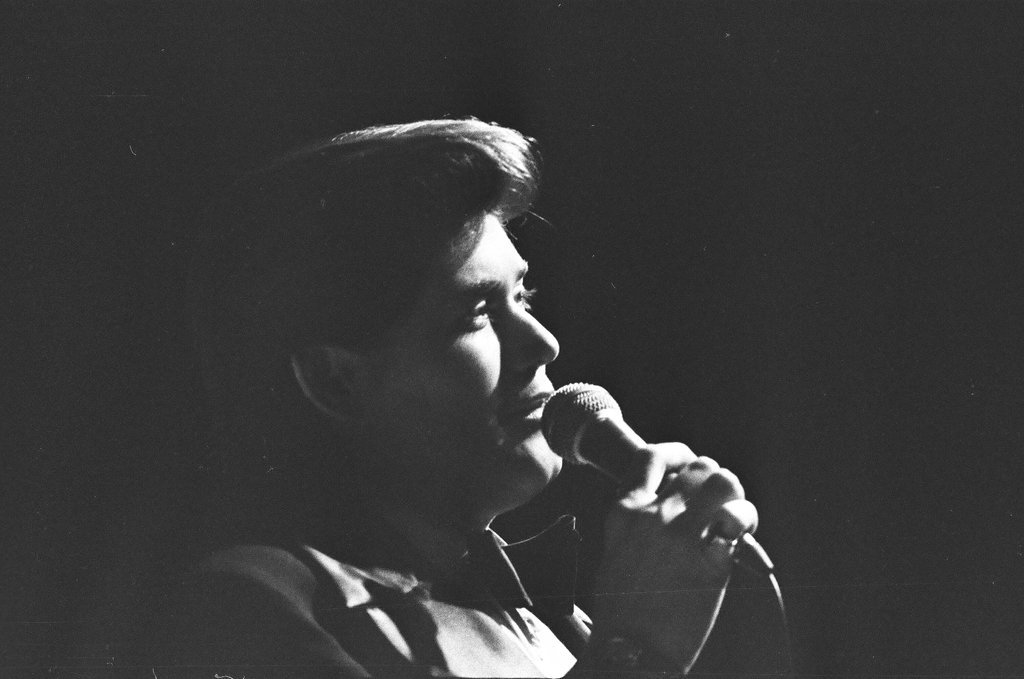 Wayne Newton performs at Mill Run Theater - John H. White for Chicago Sun-Times