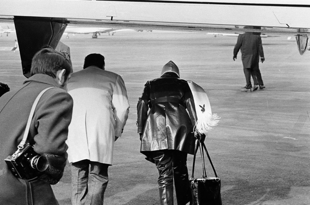Hugh Hefner boards his plane at O'Hare - Jack Dykinga for Chicago Sun-Times